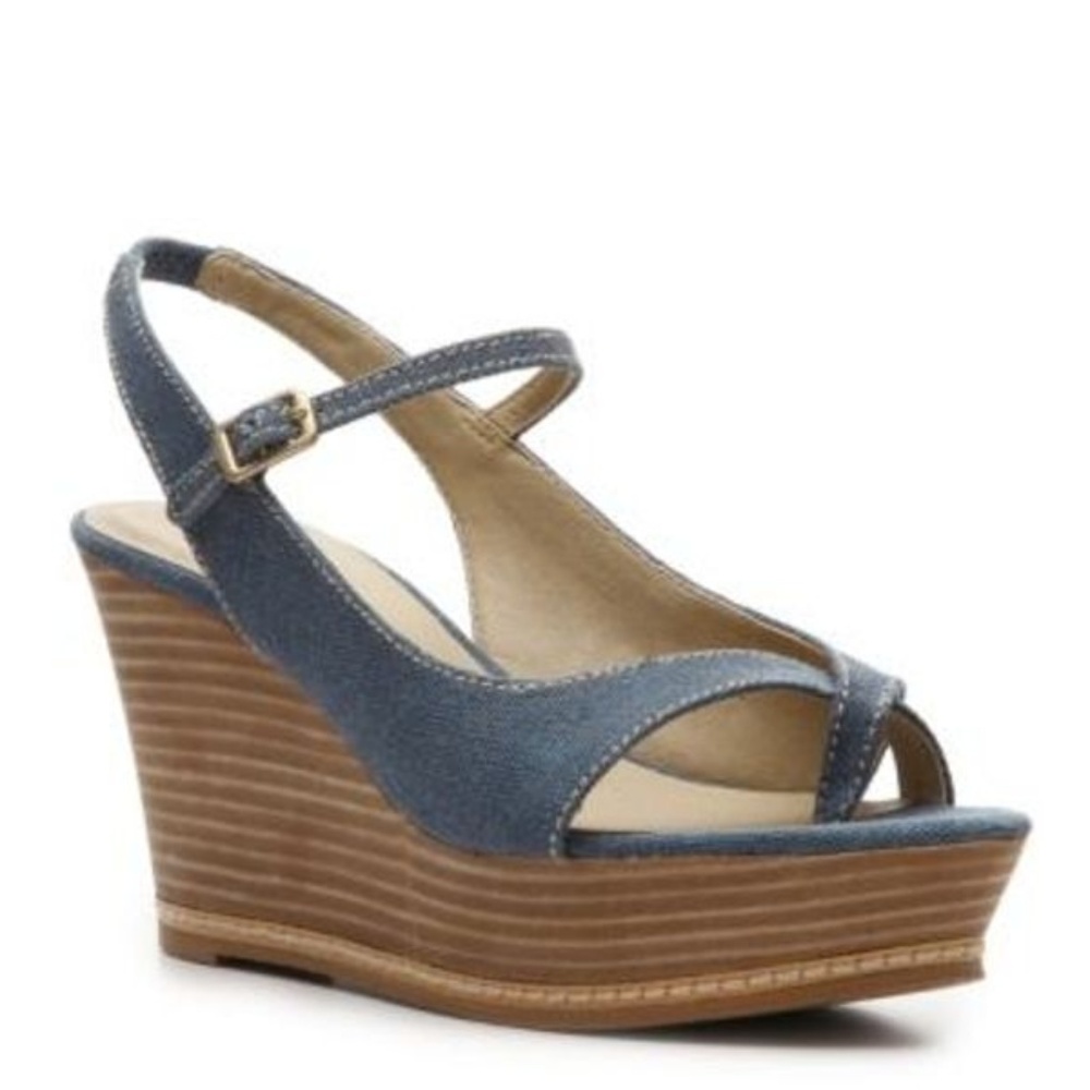 NWOT LEVITY CAPRI BLUE JEAN WEDGE SZ 9M